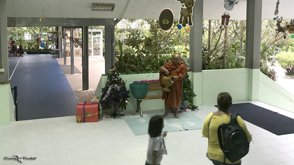 プーケット　タイ仏教　クリスマス