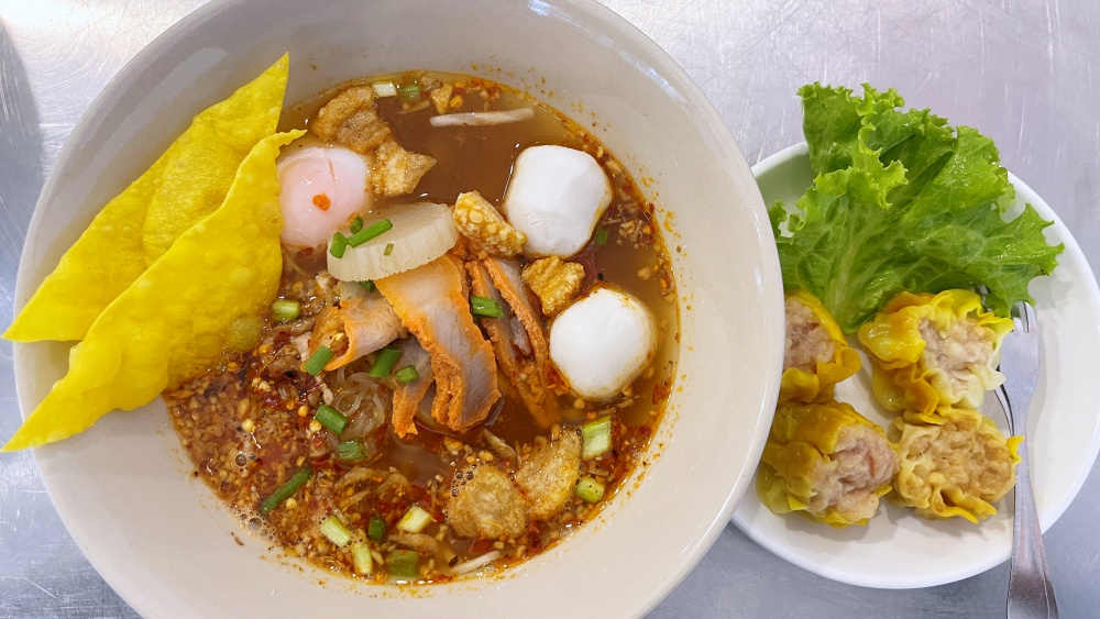 プーケットタウンタラン通り近く トムヤムラーメン