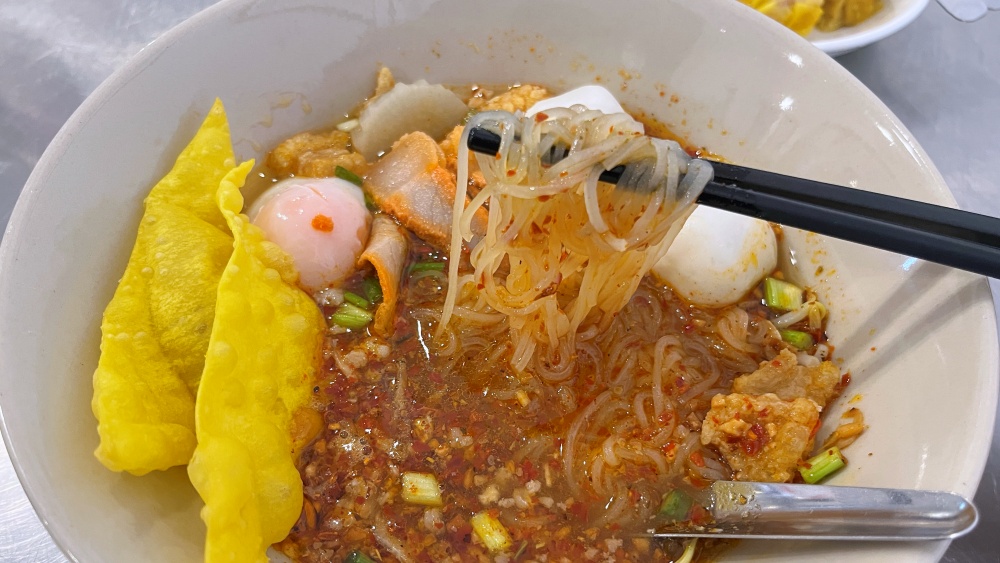 プーケットタウンタラン通り近く トムヤムラーメン